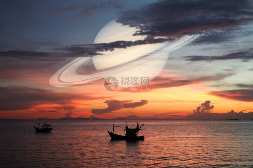 土星回到夜云日落天空剪影船在海上图片