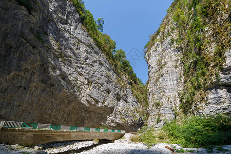 深峡谷底端悬崖之间的小桥和小桥图片