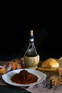 红烧牛尾的典型西班牙食物图片