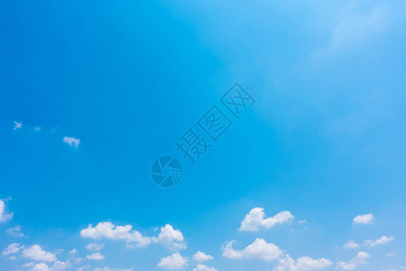 蓝色天空有白云图片