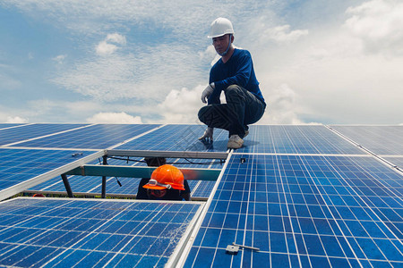 工程师团队在太阳能发电厂更换太阳能电池板图片