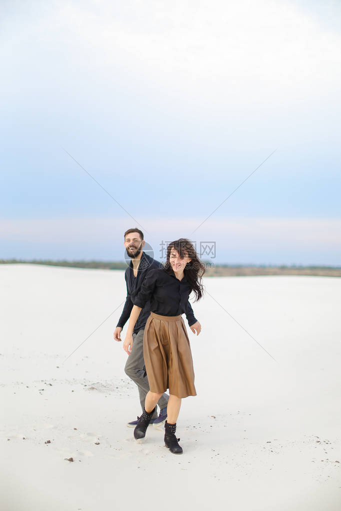 年轻的白种人男子拥抱微笑的女人图片