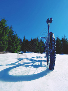 山地自行车在雪中停留图片