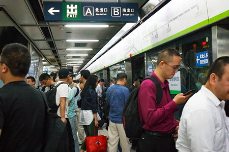 排队等待进入首都北京地铁站火车图片