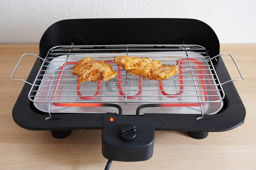 在电烤架上烤腌制烤鸡图片
