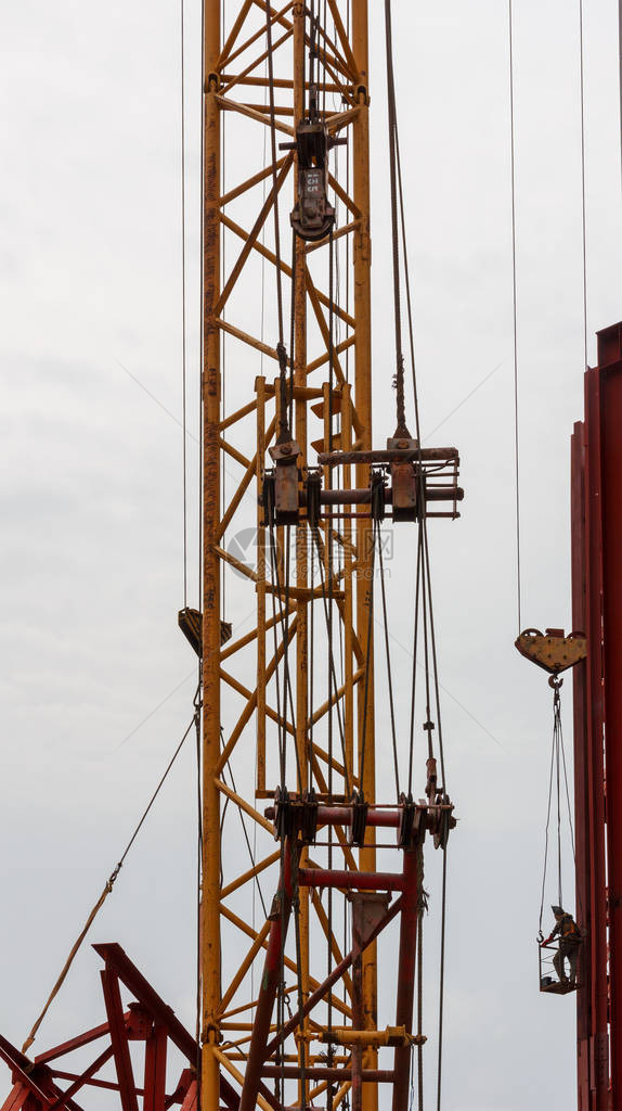 高塔起重机和工业登山工人图片