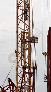高塔起重机和工业登山工人图片