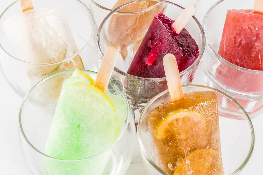 夏季派对美食创意冰冻酒精鸡尾酒冰棒普罗赛克伏特加酸橙莫吉托香槟贝里尼玛格丽塔内格罗尼等白色大理石图片