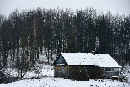 冬天村里孤零的房子背景图片