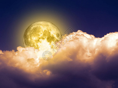 夜空上满是龙月的红云由美国航天局提供的图片