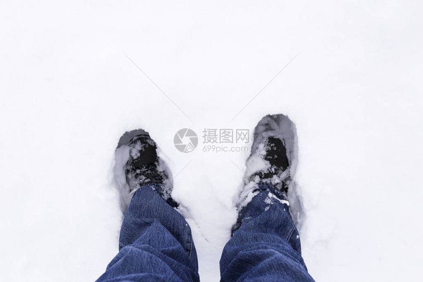 穿着雪地靴穿过雪地的人图片