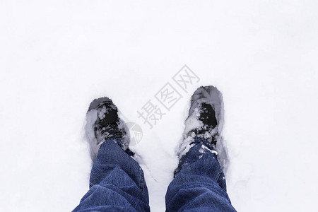 穿着雪地靴穿过雪地的人图片