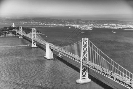 直升机从旧金山湾大桥空图片