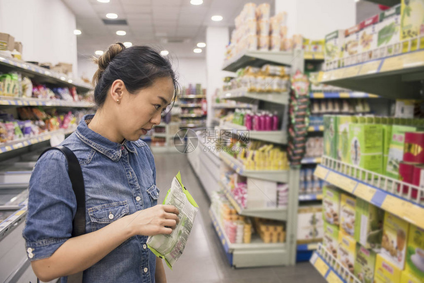 在超市购物的亚洲女人图片