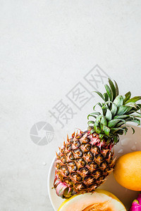 白盘上的菠萝和甜瓜水果图片