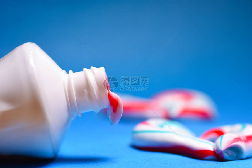 健康的牙齿口腔卫生管中的彩色牙膏图片