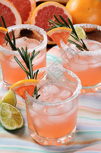 愚你狂欢新鲜的粉红色Palomas鸡尾酒将改变你对龙舌兰酒的观感节日饮料是午餐聚会和节假背景