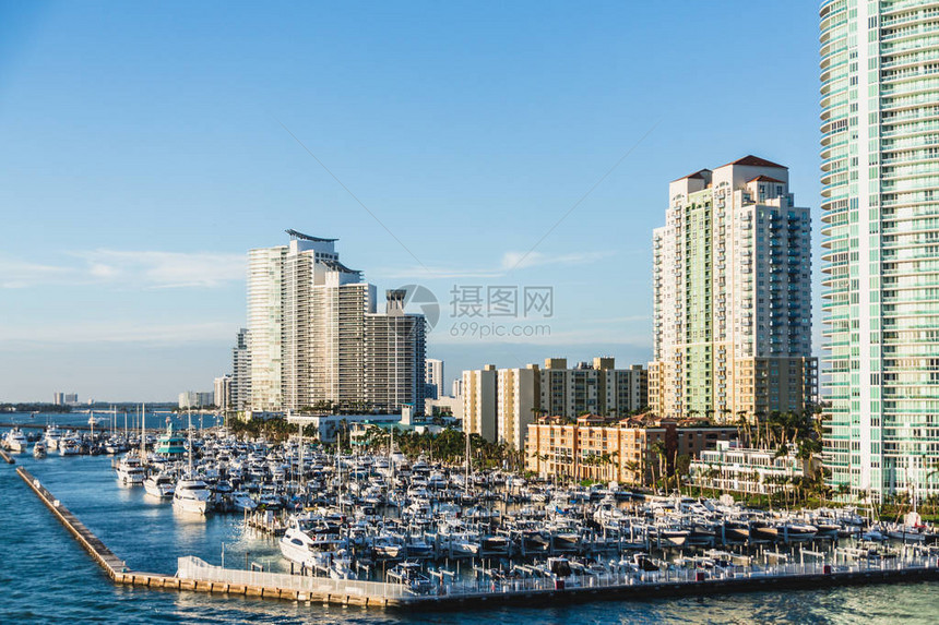 迈阿密公寓大楼的豪华游艇图片