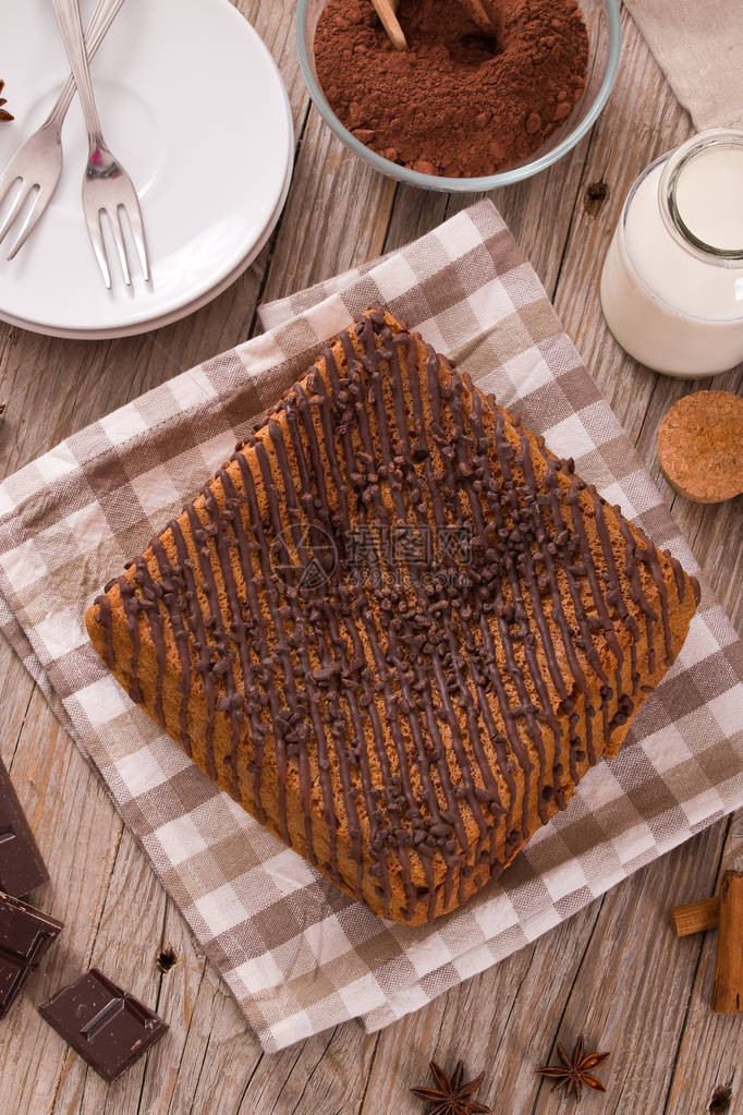 木桌上的巧克力蛋糕图片