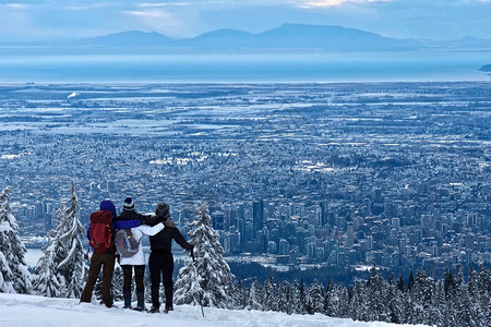 一群朋友徒步探险Cypress山图片