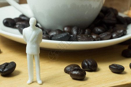白微型和咖啡豆古老背景图片