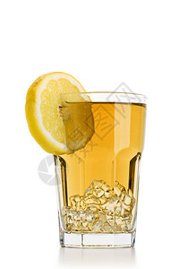 玻璃杯装满冰茶白色背景上有柠檬片图片