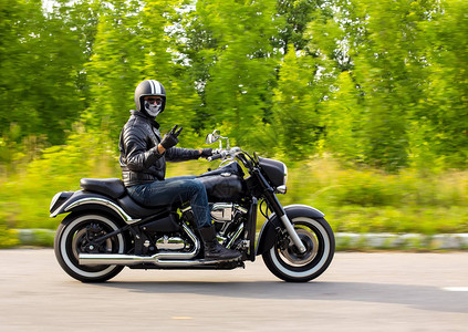 慢动作骑着不明型摩托车的摩托车移动模图片