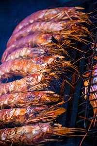 虾肉烧烤热辣的烤虾上开胃大虾在黑背景图片