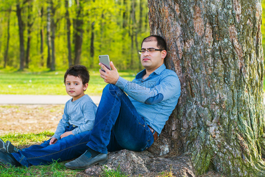 夏日父亲和儿子坐在树下父亲图片