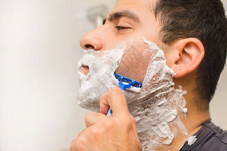中年男子在浴室刮脸图片