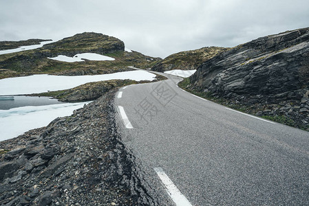 挪威的山地公路从奥兰德万文gen通往Laerdho图片