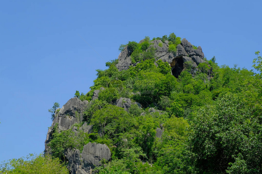 清晨高山美丽的自然风景蓝图片