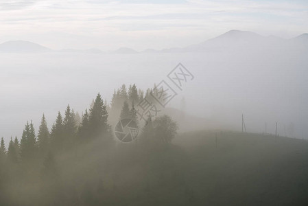 秋天的风景山上的晨雾山上图片