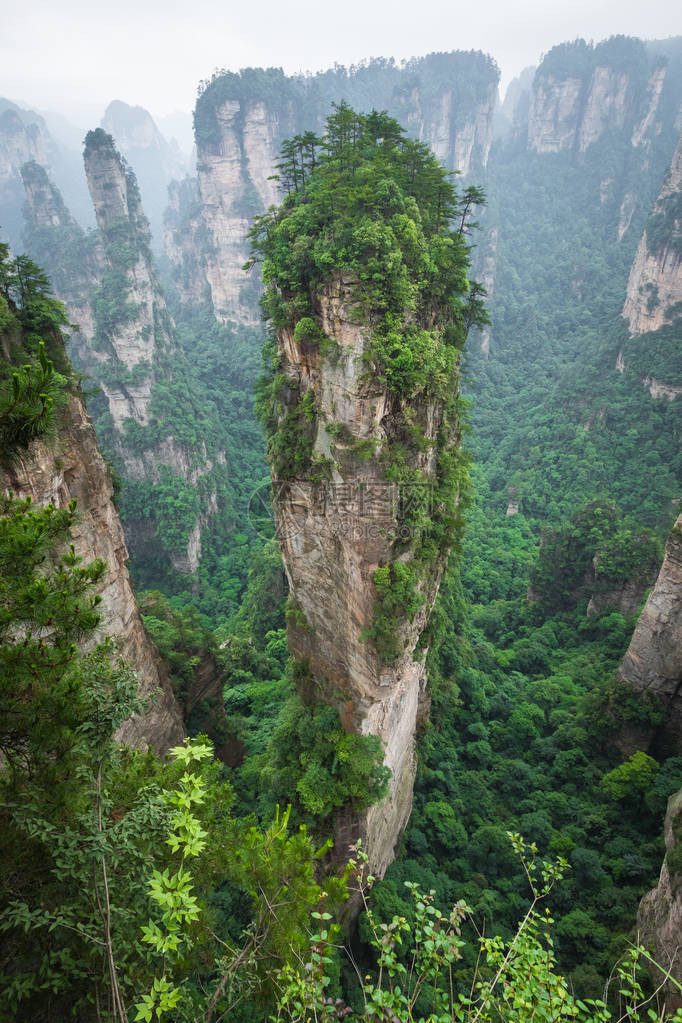 湖南省河谷高原的巨石柱山峰位于湖图片