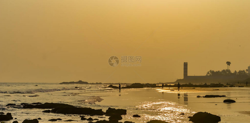 美丽的海岸在日出或日落野生空热带海滩蓝天阳光反射在阳光明媚的日子在日落时间在岸上的阳光反射在风景样式可用作背景壁纸屏幕保护程序图片