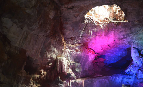 印度安得拉邦维沙卡帕特南区阿南塔吉里山脉阿拉库谷的喀斯特石灰岩地层中凝固的钟乳石和笋形成的Borra洞穴内部视图背景图片