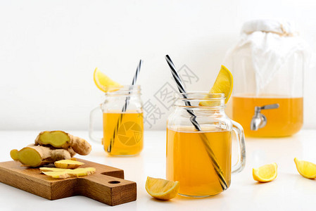 两罐装有稻草前视的姜汁和柠檬香图片