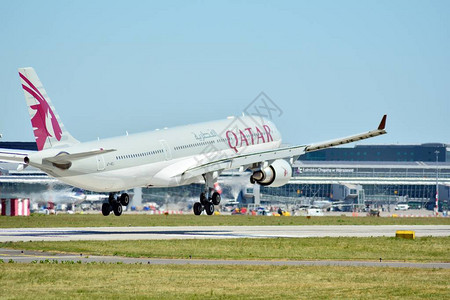 A7AEJ卡塔尔航空公司航空客车A330302飞机刚降图片