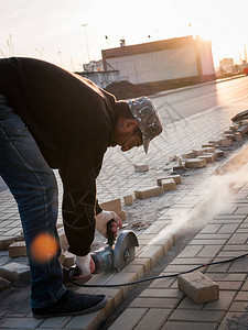 建筑工地的工人锯建筑材料图片