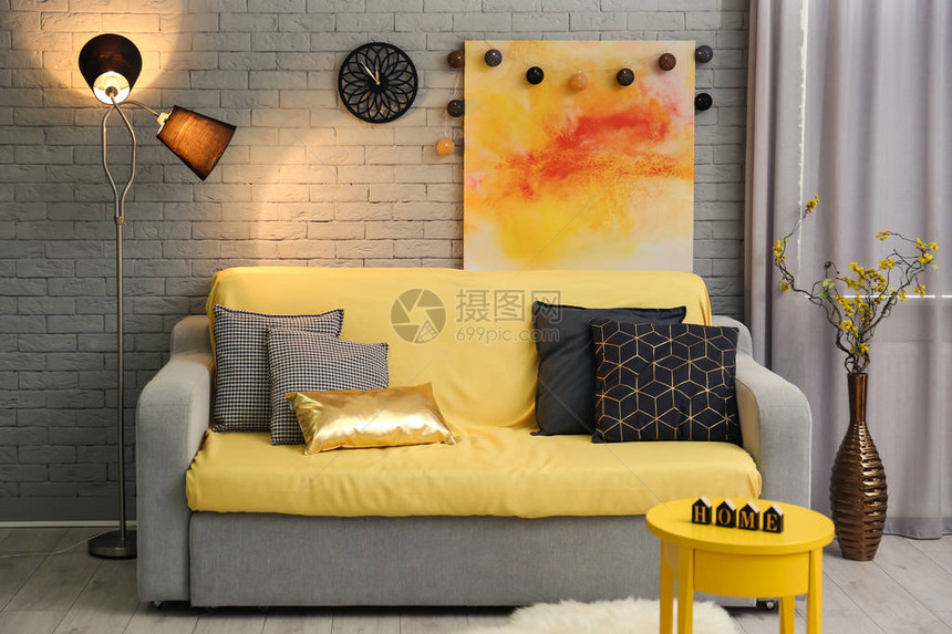 现代室内配有舒适的沙发图片