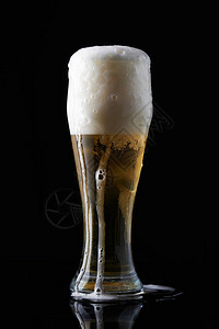 满的啤酒杯有很多泡沫图片