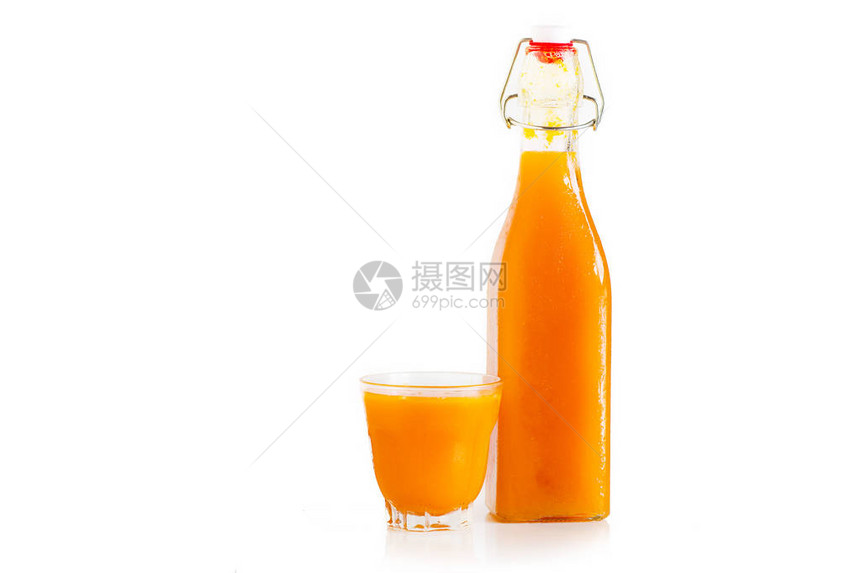 百香果和百香果汁在玻璃白图片