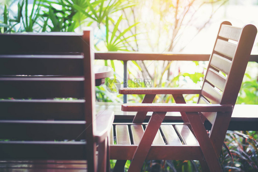 自助餐厅阳台上的空木棕色椅子图片