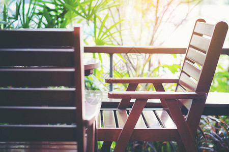自助餐厅阳台上的空木棕色椅子图片