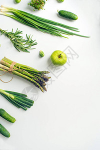 绿色蔬菜宽平躺概念白色背景中的微绿球芽甘蓝芦笋迷迭香鳄梨洋葱卷心菜和图片