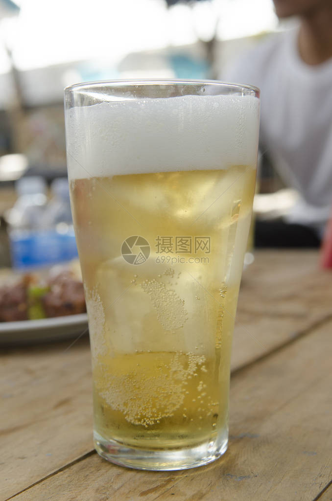 一杯轻啤酒图片