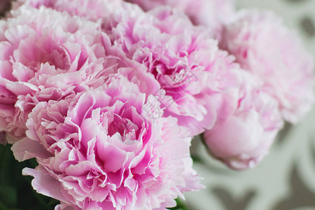 许多粉红色牡丹的优雅花束关闭适合任何假期的美丽花朵花店里有很多图片