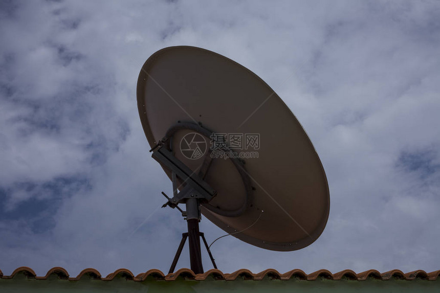 抛物面天线安装在建筑物的屋顶上消费者使用它从地球静止轨道上的直播卫星接收图片