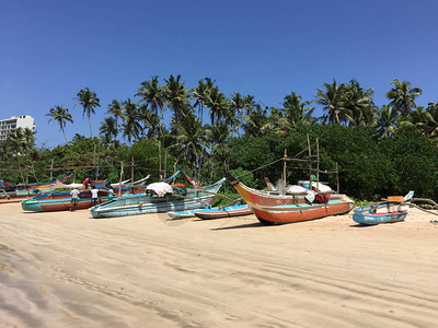 沿斯里兰卡韦里加马湾海滩的当地渔船排在斯里兰卡Welig图片