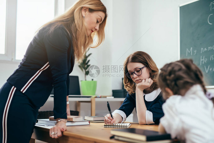 学生和老师在教室里看书图片